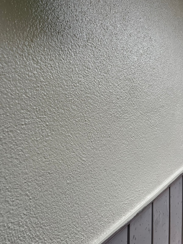 埼玉県久喜市・外壁塗装｜外壁2階部分、軒天の上塗り (1)
