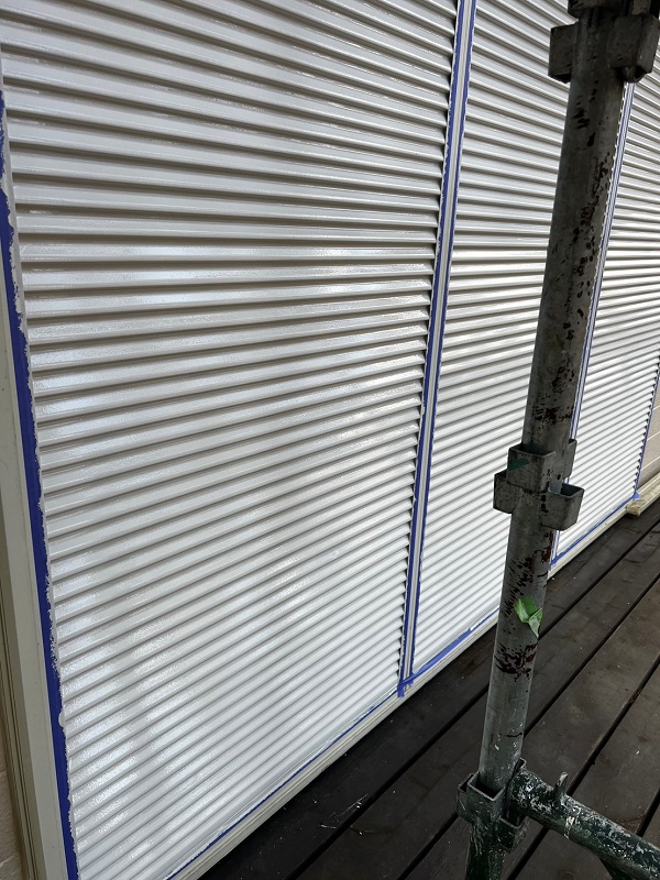 神奈川県横浜市西区　別荘　屋根塗装・外壁塗装　雨戸を取り外して塗装しました！ (2)